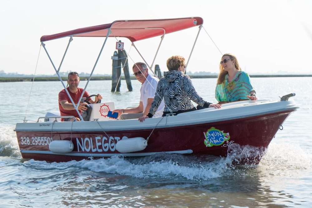 Laguniamo è una giovane azienda che si occupa proprio di noleggio di kayak e imbarcazioni a motore o elettriche che non necessitano nè di skipper nè di patente. Si trova in Piazza Santa Maria Elisabetta a Cavallino, in una posizione lagunare strategica con un intorno di valli protette e canali navigabili, fuori dalle rotte  commerciali.