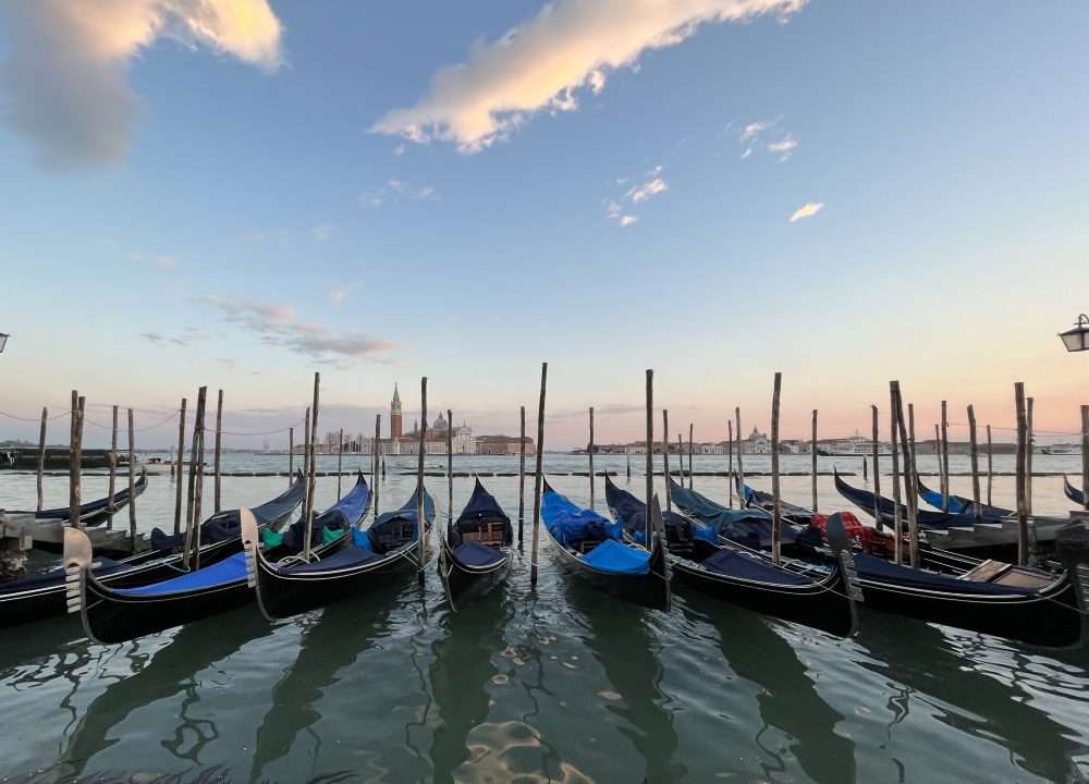 Oktober in Cavallino-Treporti, das Meer, die Lagune, Venedig, die Ereignisse. Wir bieten Ihnen einige gute Gründe, ein Wochenende im Junior Family Hotel & Apartments zu verbringen, das von unseren Mitarbeitern begrüßt und verwöhnt wird.