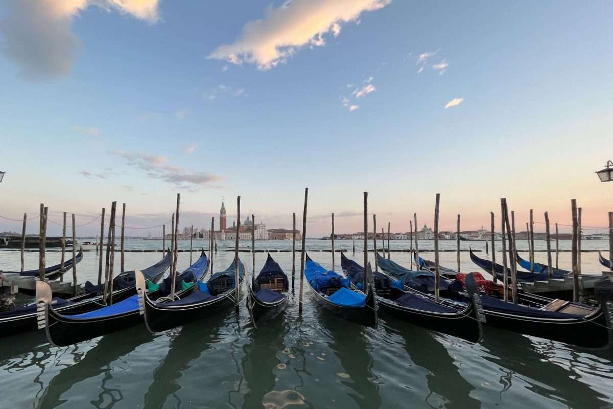 Venezia_Gondole con vista San Giorgio_foto 08