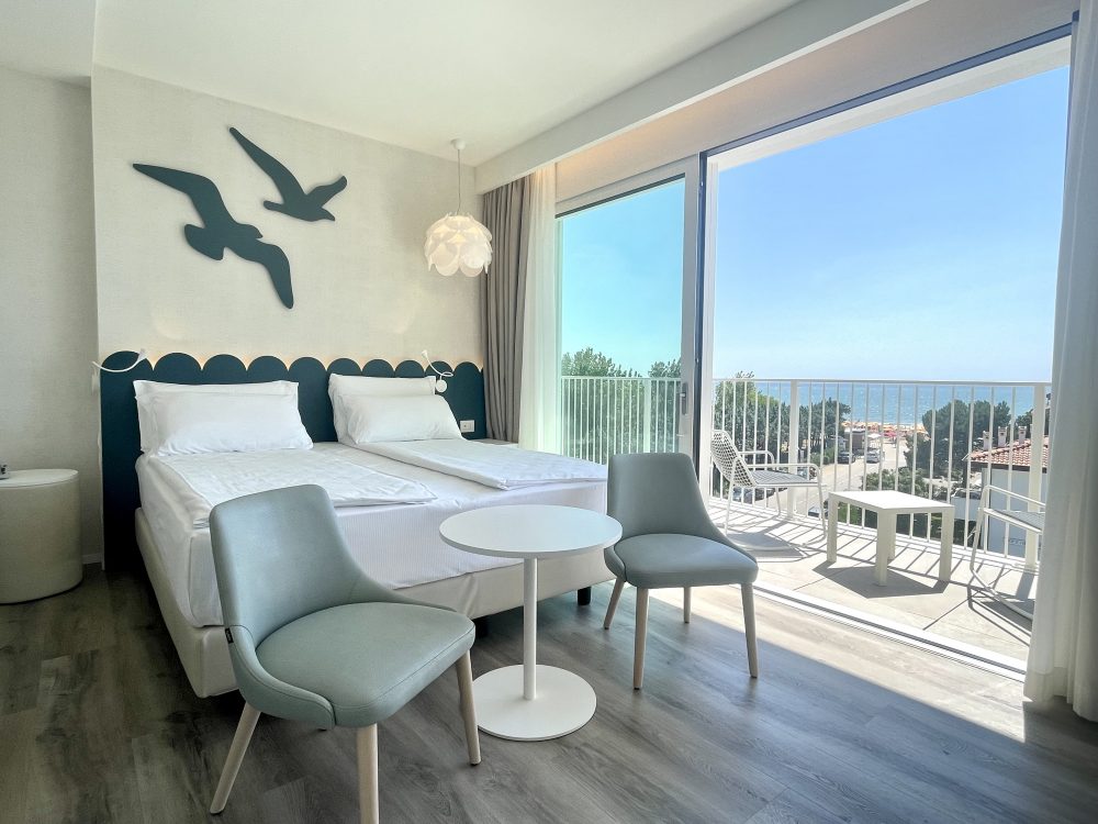 HAPPY WIFE, HAPPY LIFE - Überraschen Sie sie mit einem Traumwochenende! Buchen Sie ein Deluxe-Zimmer mit Meerblick: 20 % Rabatt, Frühstück, Aperitif und Late Check-out inklusive. Machen Sie Ihren romantischen Kurzurlaub unvergesslich!
